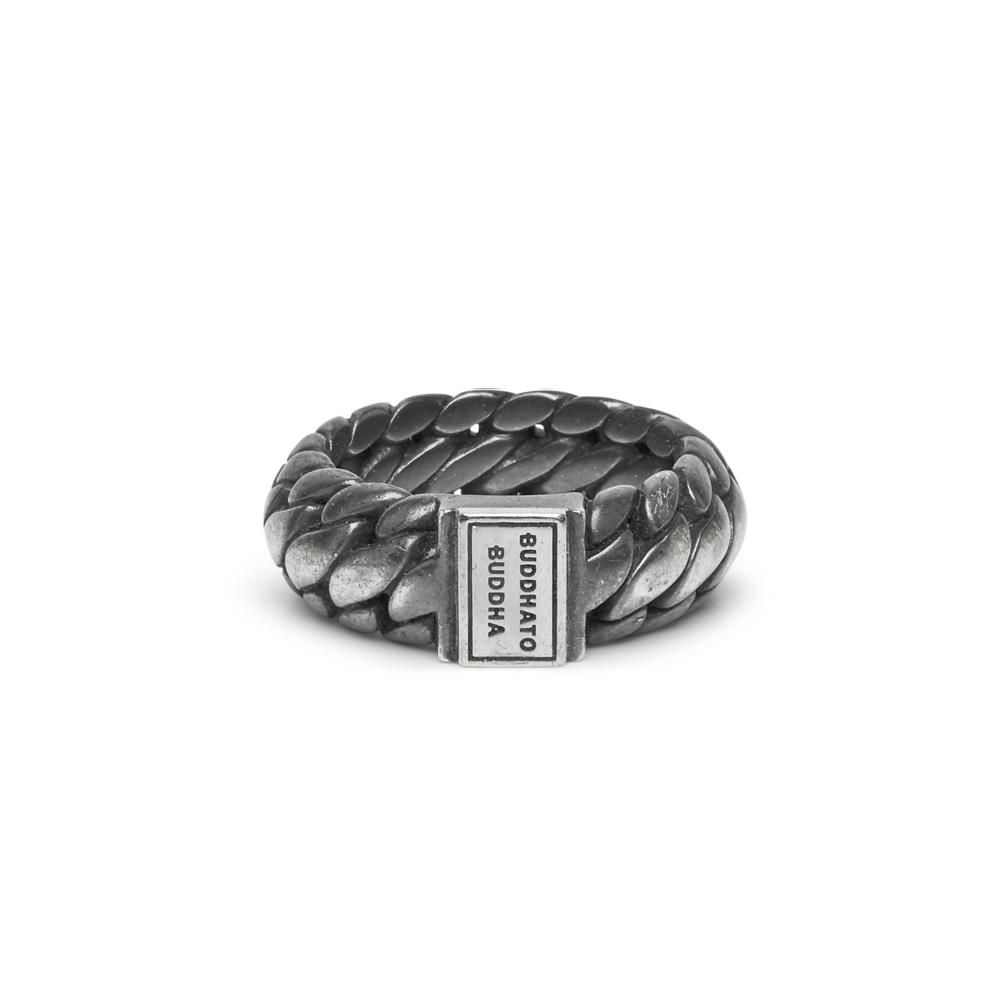 542BRS 17 Ben Black Ring
Het ontwerp van de Ben Small ring is aangepast met een unieke matte rhodium finishing en gepolijste zilveren details. Jouw levensstijl en de natuurlijke elementen bepalen de look van je sieraad in de loop van tijd en creëren een vintage en ruwe uitstraling die een persoonlijk statement is van jouw reis door het leven. Deze ring valt in de categorie brede ringen.

Let op! Deze unieke rhodium finish is zo ontwikkeld dat je sieraad een vintage look krijgt naarmate je het draagt. Zo ontwikkel je een eigen look, passend bij jou levensstijl.